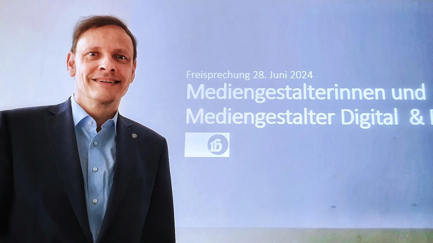 2024-06-28 Freisprechung der Mediengestalter Digital und Print 2024 an der Gutenbergschule Frankfurt am Main (Berufliche Schule für Druck- und Medientechnik, Farbtechnik und Raumgestaltung). Der feierliche Abschluss der Ausbildungszeit eines Auszubildenden in einem Handwerksberuf folgt einer tausendjährigen Tradition. Frankfurt RheinMain ist World Design Capital 2026. Wie wirkt sich generative KI auf die Zukunft des Mediengestalters aus?

Acquittal of digital and print media designers 2024 at the Gutenberg School Frankfurt am Main (Vocational school for printing and media technology, color technology and interior design). The ceremonial completion of an apprentice's education in a craft profession follows a thousand-year-old tradition.
Frankfurt RheinMain is World Design Capital 2026. How will generative AI affect the future of media designers?
#s__k__b
@gutenbergschulefrankfurt @ihk_ffm
Foto Jörg Dittmar
.
.
.
#mediengestalter #ihk #ikhfrankfurt #mdc2026 #media #graphic #design #designer #designwirtschaft #conception #visualization #gestaltung #kreativwirtschaft #consulting #examination #planning #print #mediatechnology #colortechnology #frankfurt #frankfurtcity #mainhatten #freisprechung #ausbildung #lossprechung #zünfte #gautschen #handwerk #generativeki