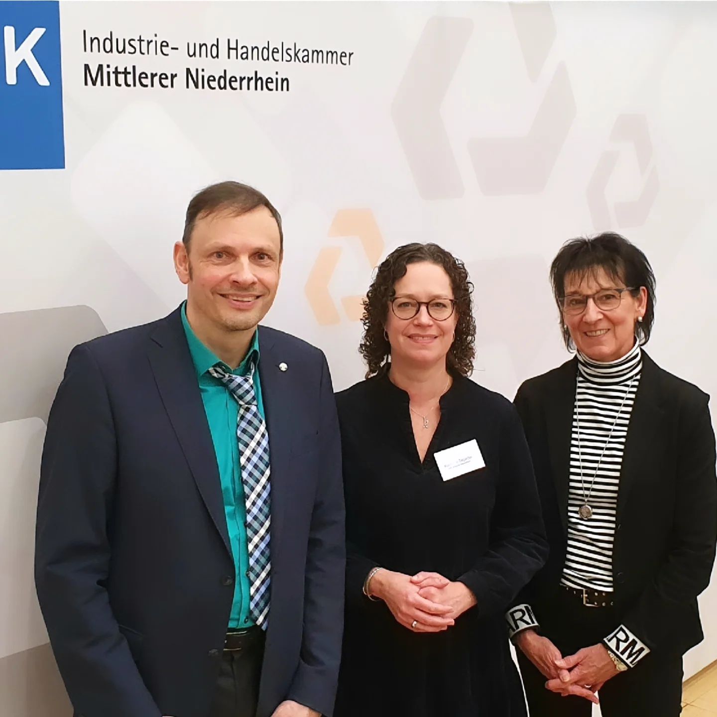 Expertenvortrag am 12.11.2024 an der IHK Mittlerer Niederrhein in Krefeld im Rahmen des Sachverständigen-Erfahrungsaustauschs 2024 zum Thema Medien 5.0: Faktenzeichen Forensik, KI und Fake mit den Schwerpunktthemen Bildforensik, Medienforensik, Deepfake, Gesichtserkennung, Künstliche Intelligenz. Vortrag und Diskussion in der IHK-Weiterbildungsveranstaltung. 

In der kriminaltechnischen Praxis beginnt Forensik mit Spuren am Ereignisort einer Tat. Die heutige Forensik beschreibt das systematische Identifizieren, Ausschließen, Analysieren oder Rekonstruieren krimineller Handlungen.

Mit Hilfe von KI werden inzwischen täuschend echt wirkende Bilder und Videos erstellt. Wie wird Authentizität festgestellt? Mittlerweile existieren geschätzt 20.000 KI-Modelle. Der Vortrag fokussiert sich auf einige vielversprechende KI-Lösungen in der generativen Bild- und Videoerstellung.

Sachverständigen-Erfahrungsaustausch 2024

#s__k__b
🟥🟩🟦

#medienproduktion #medientechnik #videoforensik #photogrammetrie #videoanalyse #bildforensik #audioforensik #medienforensik #phonetik #medienpiraterie #patternrecognition #mustererkennung #manipulationen #medienkompetenz #künstlicheintelligenz #artificialintelligence #gesichtserkennung #deepfake #cheapfake #antiforensik #chronolokalisation #biometrie #openai #sora #runway #sachverständiger #taxator #sachverständigentag #sachverständigenerfahrungsaustausch @doktorsteb @ihk_mittlerer_niederrhein