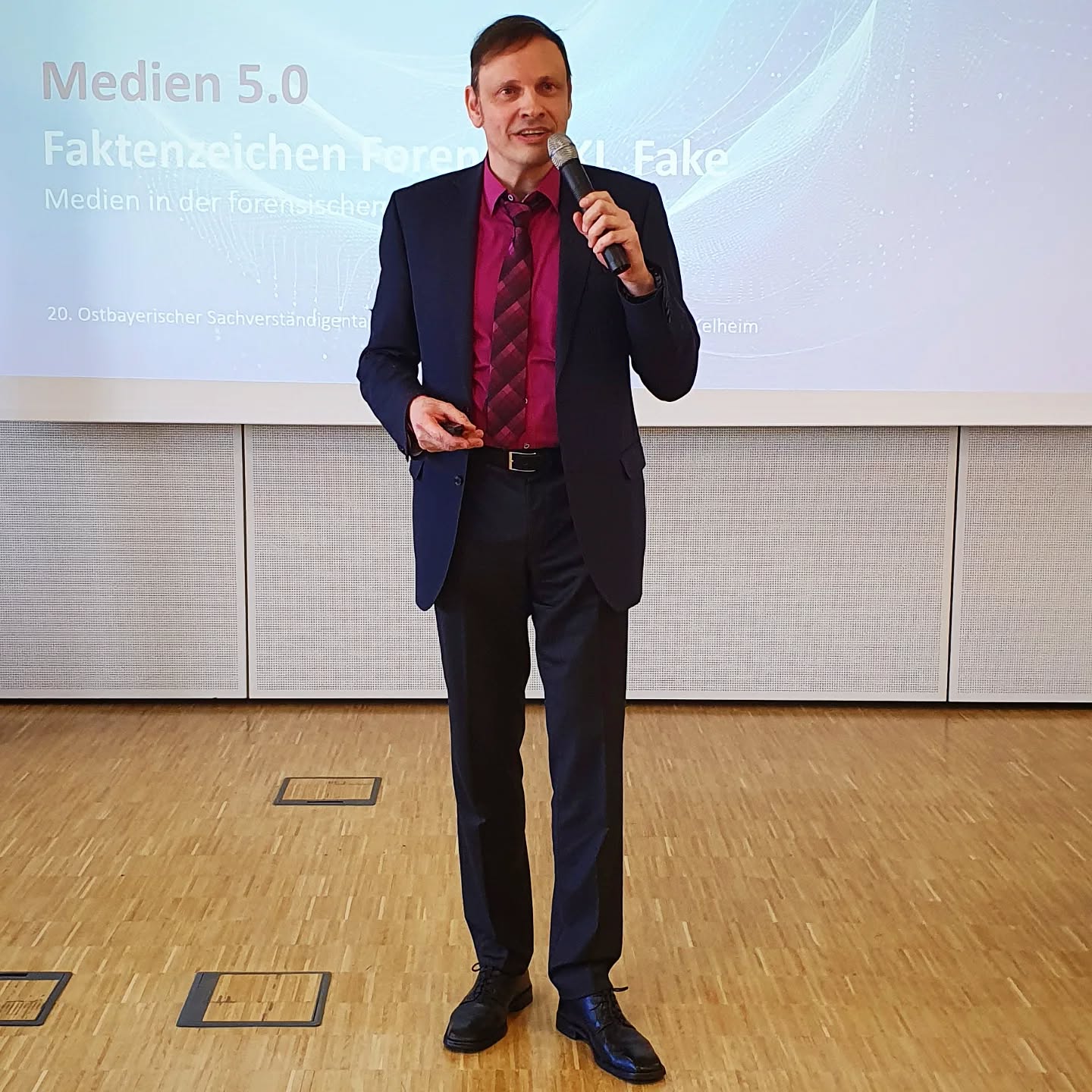 20. Ostbayerischer Sachverständigentag 2025

Deepfakes auf der Spur. 

Mit Hilfe von KI werden inzwischen täuschend echt wirkende Bilder und Videos erstellt (Deepfake). Deepfake zielt auf eine Scheinwirklichkeit ab. Wie wird Authentizität festgestellt?

Dr. Stefan K. Braun, öffentlich bestellter und vereidigter Sachverständiger, spricht über Künstliche Intelligenz, Deepfake und forensische Analyseverfahren.
Expertenvortrag am 28.03.2025 an der IHK Regensburg für Oberpfalz / Kelheim, Veranstaltungsort: Handwerkskammer Niederbayern-Oberpfalz.

Fotos: Peter Burdack, IHK Regensburg für Oberpfalz / Kelheim 

#s__k__b
🟥🟩🟦

#kriminalistik #medienpiraterie #multimediaforensik #truecrime #medienproduktion #medientechnik #videoforensik #videoanalyse #bildforensik #audioforensik #medienforensik #phonetik #manipulationen #medienkompetenz #künstlicheintelligenz #artificialintelligence #gesichtserkennung #deepfake #cheapfake #antiforensik #biometrie #openai #sachverständiger #kimodell #openai #analyse #sachverständigentag @medienforensiker @wirtschaftinostbayern