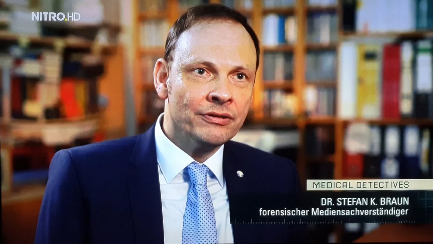 Medical Detectives – Geheimnisse der Gerichtsmedizin. Forensische Aufklärung von Verbrechen.

Die beste Serie von allen True Crime Documentaries.

Upcoming🔫 #MedicalDetectives – Geheimnisse der #Gerichtsmedizin (#Forensic Files II) auf #VOX und #NITRO
Fr. 13.12.2024 (20.15) NITRO
Mordrätsel

Sa. 14.12.2024 (00.00) NITRO
Mordrätsel

Sa. 14.12.2024 (04.55) VOX
Bei Gelegenheit-Mord

Don't miss it.

Ich spreche über Videoanalysen bei Überwachungskameras 🎥, die Gewaltverbrechen aufgezeichnet haben.

Für alle Fans: Die Titelmusik der Serie ist von Enzo Margaglio (Medical Detectives Theme)
https://youtu.be/7HEq46u9khA?si=r0RzcKNMCyw-cMdq

Medical Detectives wird in Deutschland von VOX, RTL CRIME und NITRO ausgestrahlt.
Die Folgen sind auch in der RTL+ Videothek abrufbar.

#s__k__b
🟥🟩🟦

#medicaldetectives #medicaldetectivesgermany #hinterdenkulissen #vox #nitro #rtl #rtlcrime #dokumentation #truecrime #truecrimestories #medienproduktion #hubertusbengsch #crimescene #tatort #forensics #forensik #forensicfiles #überwachungskamera #surveillance #videoanalyse #videoforensik #videoforensics #medienforensik #mediensachverständiger #behindthescenes #setlife #tvproduction
@doktorsteb
Bildquelle: RTL / 24 25 TV Produktion & Medienproduktion GmbH